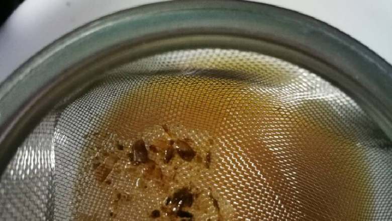 糟泥鱼头豆腐汤,然后把糟泥水过滤。