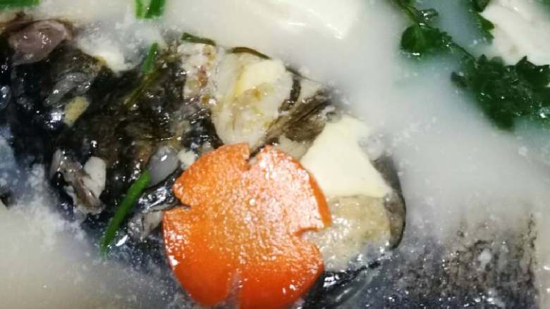 糟泥鱼头豆腐汤,最后盛出加入撒入少许白胡椒粉,加葱花<a style='color:red;display:inline-block;' href='/shicai/ 131'>香菜</a>胡萝卜片。鲜美的糟泥鱼汤煲好了,饭前先给我上一碗哈😍😝