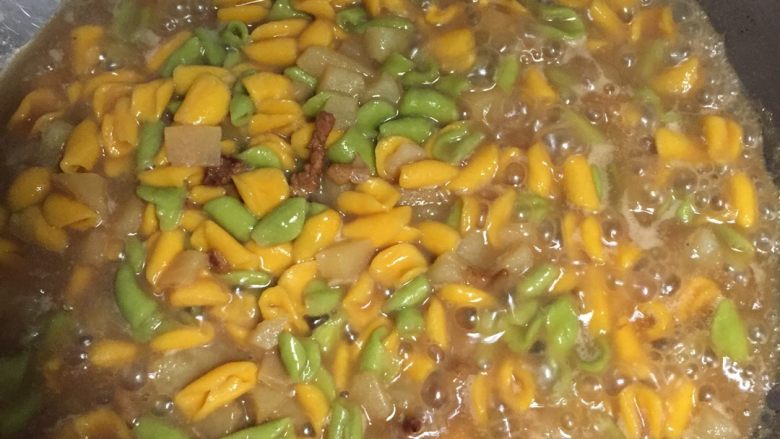 多彩面鱼鱼儿(麻食),后面再用一个汤锅,水开后煮面,煮好捞出来倒入炒锅,开火翻炒几下就可以出锅了!或者也可以直接用这个做卤子,用勺子舀到碗里也可以,不必重新下锅翻炒
