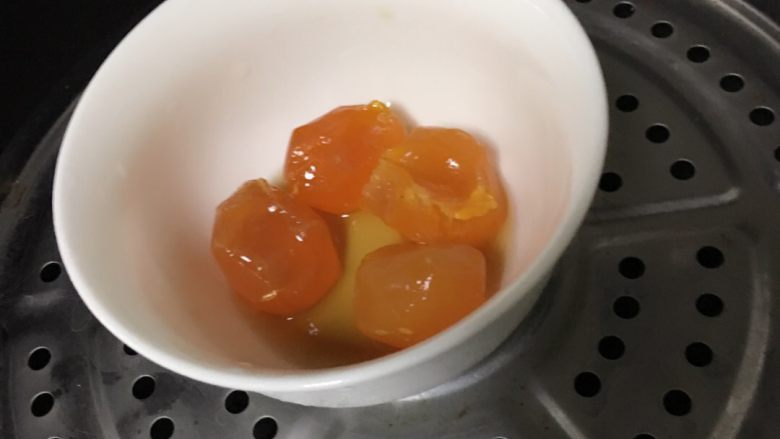 咸蛋黄焗南瓜,<a style='color:red;display:inline-block;' href='/shicai/ 9596'>咸蛋黄</a>加黄酒蒸熟。