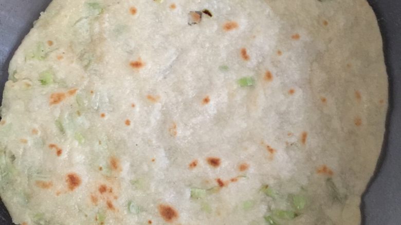 葱油饼,平底锅刷一点点油,开始小火烙饼。注意翻面,不要糊了