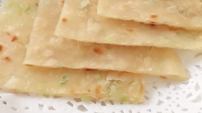 葱油饼,最后横竖各切一刀,摆盘即可。
