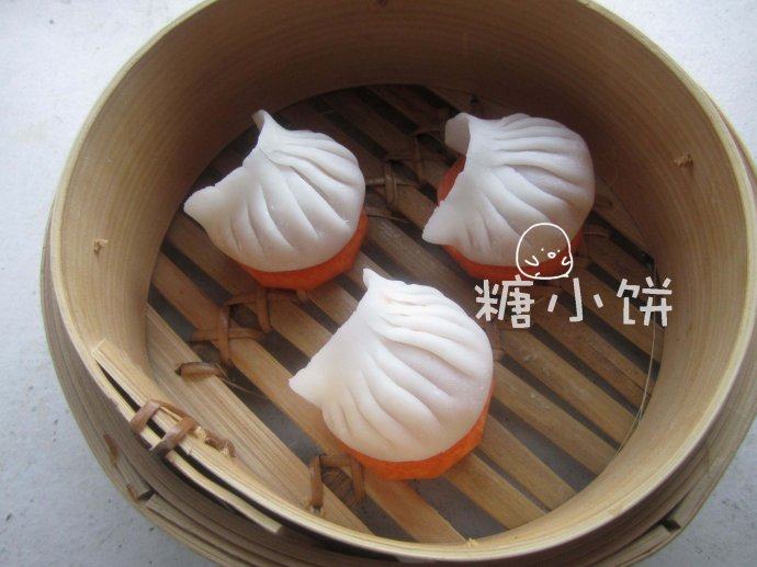 水晶虾饺,胡萝卜片铺底，放入蒸锅中大火蒸5分钟即可