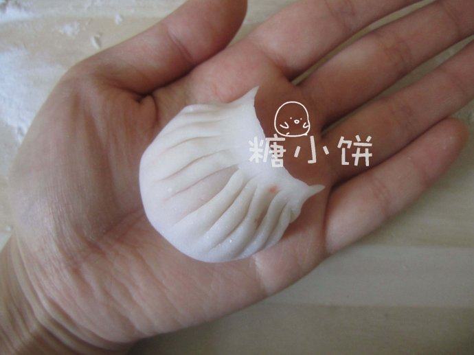 水晶虾饺,一个面皮中包入大约10G左右的馅料，包成收口偏向一边的月牙饺