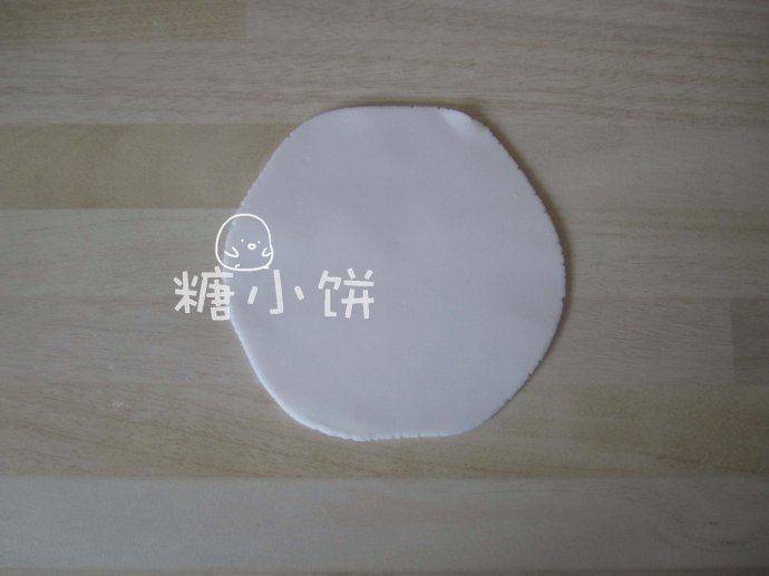 水晶虾饺,搓条，下剂，擀皮。淀粉做的面皮不起筋，所以边缘有点不光滑也是正常的