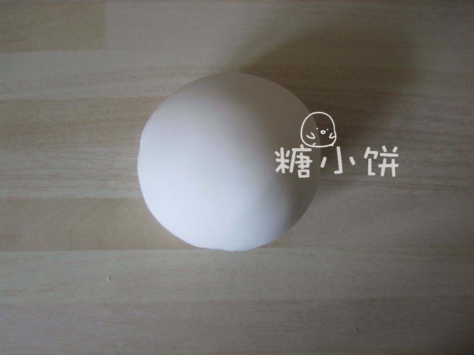 水晶虾饺,揉成均匀的面团后再加入猪油揉匀。取20G的面团蒸熟后再和其它面团揉匀