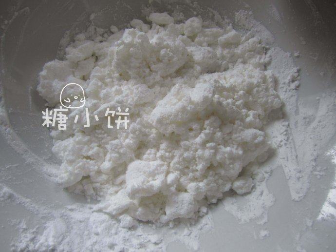 水晶虾饺,[制作虾饺]澄粉和玉米淀粉混匀，冲入烫开水，边冲水边用筷子搅拌让粉类抱团
