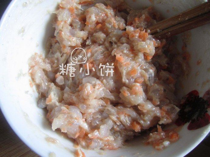 水晶虾饺,最后加入切碎的胡萝卜和马蹄拌匀即成馅料