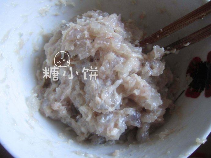 水晶虾饺,加入猪肉糜、蛋清、盐、糖、白胡椒粉，向同一个方向搅打。