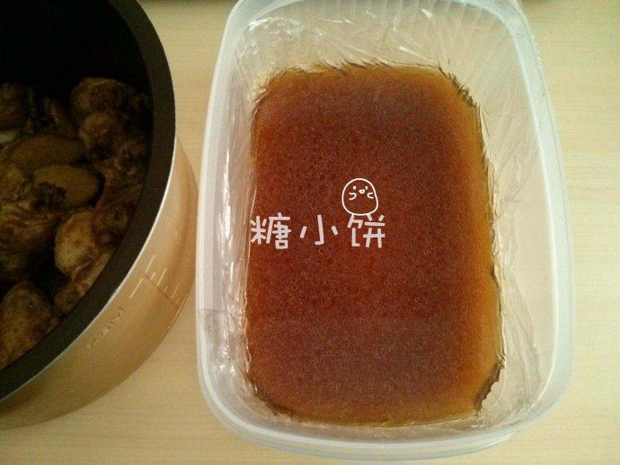 肉冻鸡蛋松盖饭,大火煮开后转小火,变煮边捞去表面杂质,煮至汤汁只剩下原本的一半后离火,将汤汁滗出,装入保鲜盒中,室温放凉后再送入冰箱中冷藏(不结冰的那层)