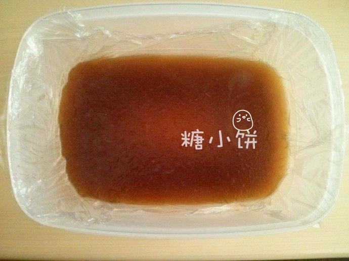 肉冻鸡蛋松盖饭,3. 冷藏过后的汤汁凝固成肉冻
这个水量比例的肉冻胶质含量并不大,果冻质感,挺脆弱的,轻拿轻放