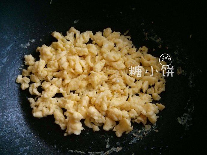 肉冻鸡蛋松盖饭,另起油锅,加入蛋液炒散成蛋松
