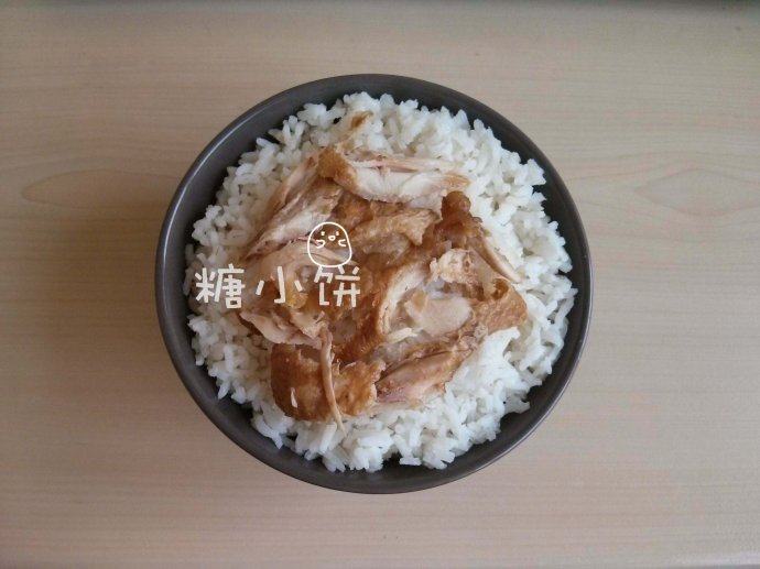 肉冻鸡蛋松盖饭,做肉冻用的鸡翅去骨,把肉扯碎拌入米饭中,这个可加可不加