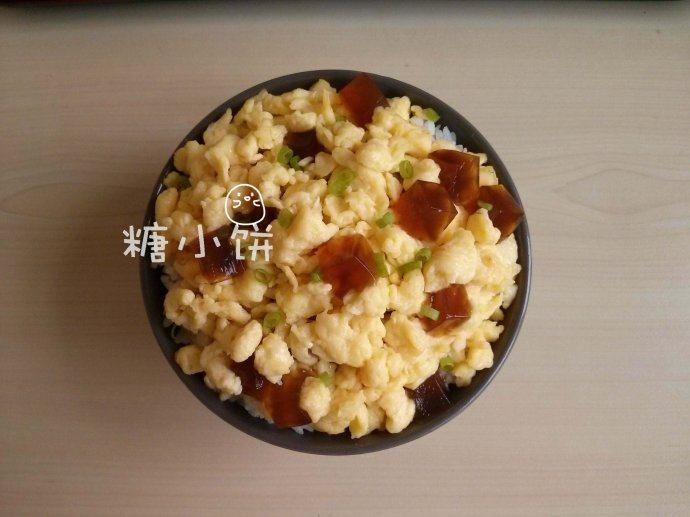 肉冻鸡蛋松盖饭,表面铺满蛋松和肉冻丁,再撒一点葱花即可