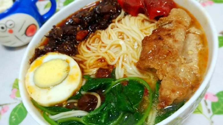 酸辣茄子汤面+自制卤蛋+辣椒酿肉排
