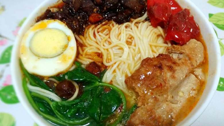 酸辣茄子汤面+自制卤蛋+辣椒酿肉排,将煮熟的面和<a style='color:red;display:inline-block;' href='/shicai/ 84498'>小菠菜</a>盛入碗中,加煮面的汤,舀一勺连汤汁带料的酸辣茄子,将酿的肉排摆入碗中,酿的红尖椒用筷子或刀分切成小块也摆入碗中,将提前卤好的鸡蛋切成两半摆进碗里即可,喜欢的话可以在撒一些胡椒粉,味道更佳(卤蛋是提前卤好的,方法是将鸡蛋煮熟,用勺子把壳敲碎,加入盐、八角、桂皮、花椒、香叶、老抽、生抽煮二十分钟晾凉,放冰箱冷藏数小时即可)