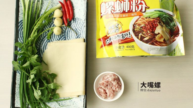 豆皮包螺蛳粉丨大嘴螺,先准备好所需食材,选用某宝网红好欢螺螺蛳粉400克装