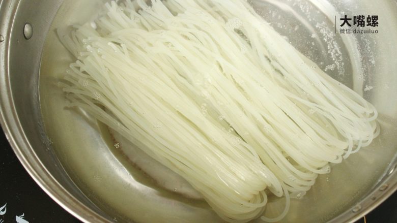 豆皮包螺蛳粉丨大嘴螺,拆开包装将里面的干米粉取出用冷水浸泡半个小时左右,再用开水煮至米粉稍软(10分钟即可,事先不浸泡煮的时间可延长)