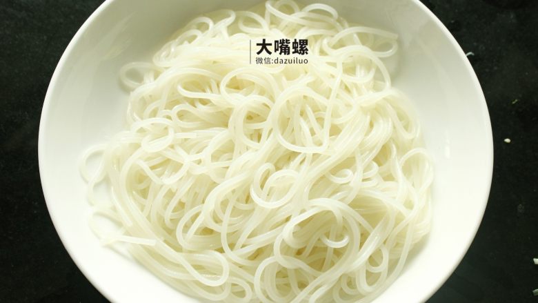 豆皮包螺蛳粉丨大嘴螺,将煮好的干米粉取出备用,晶莹剔透,Q弹爽滑