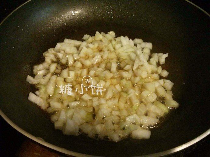 西式苹果炖饭,洋葱去皮切丁。锅内加黄油烧热,加入洋葱丁翻炒