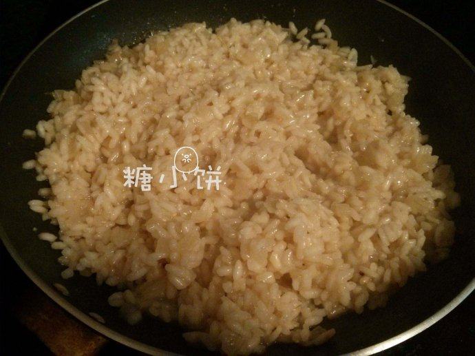 西式苹果炖饭,水分几乎收干,起锅前我加了盐调味,加柠檬汁和苹果丁拌匀