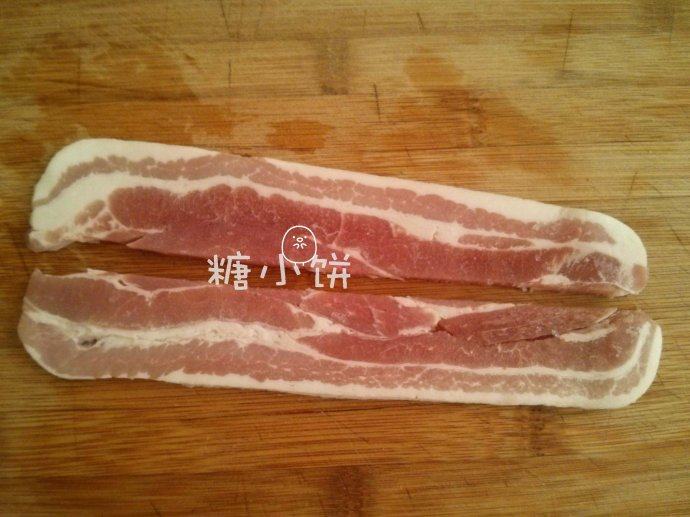 西式苹果炖饭,等炖饭的时候还可以把培根煎好。如图是我用的培根,用了比较宽的两片,对半切开就是4片窄条形