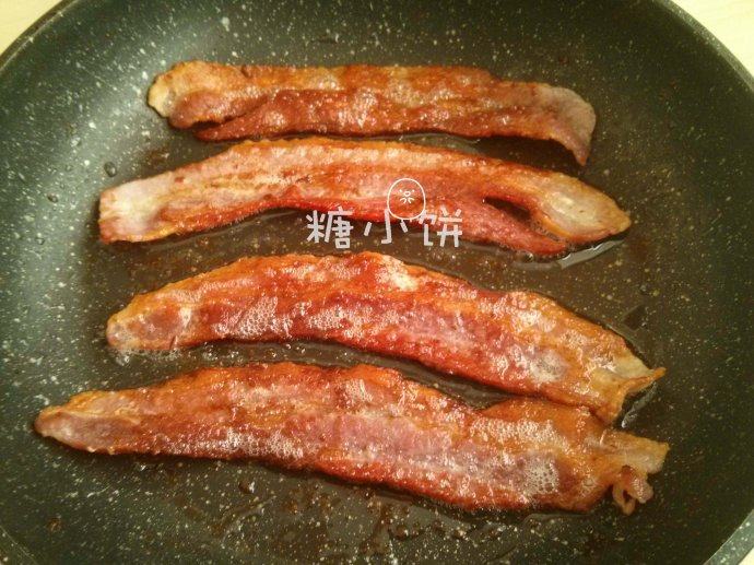 西式苹果炖饭,我用的不粘锅就没有放油,培根本身还会出不少油的。煎至酥脆备用