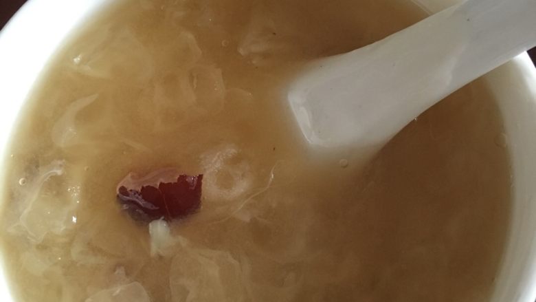 红枣百合银耳羹,水开后放入冰糖 小火炖一小时左右就好了 具体看出胶状态