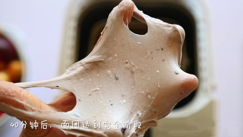 蔓越梅乳酪小餐包,大约1小时20分钟后,手指沾面粉在面团中间戳洞,洞口没有回缩也没有塌陷证明发酵完成。