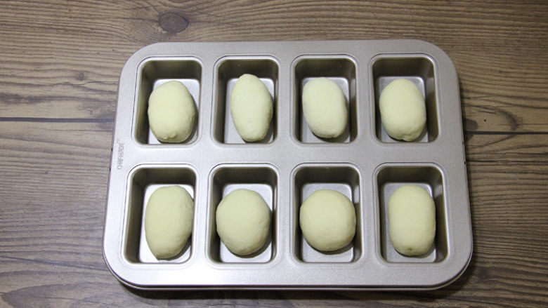 蔓越梅乳酪小餐包,包好后,放在模具里