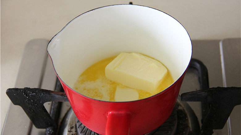 蜜豆玛德琳,<a style='color:red;display:inline-block;' href='/shicai/ 887'>黄油</a>放在奶锅里,在火上加热使之融化,融化后即可关火晾凉。