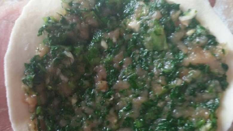 花边蔬菜馅饼,一个皮铺一层馅再盖一个皮,边捏褶