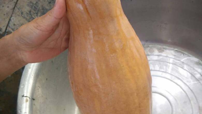 油焖南瓜🎃,南瓜🎃清洗干净,去除南瓜子,南瓜切块