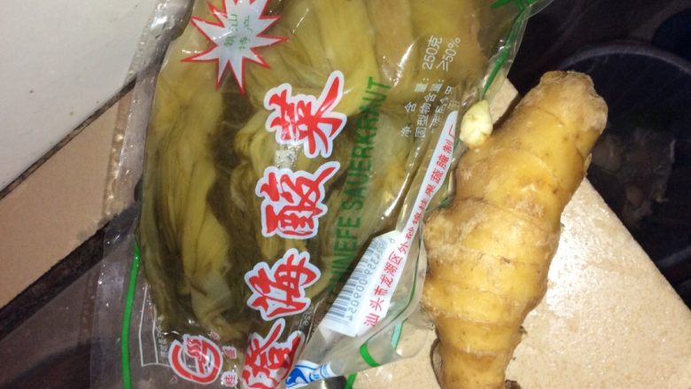 酸菜鱼,准备好<a style='color:red;display:inline-block;' href='/shicai/ 3361'>酸菜</a>和<a style='color:red;display:inline-block;' href='/shicai/ 37'>姜</a>