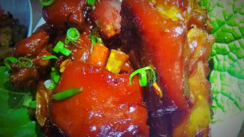 红烧猪蹄,小火煮40分钟,熬干汤汁即可出锅
