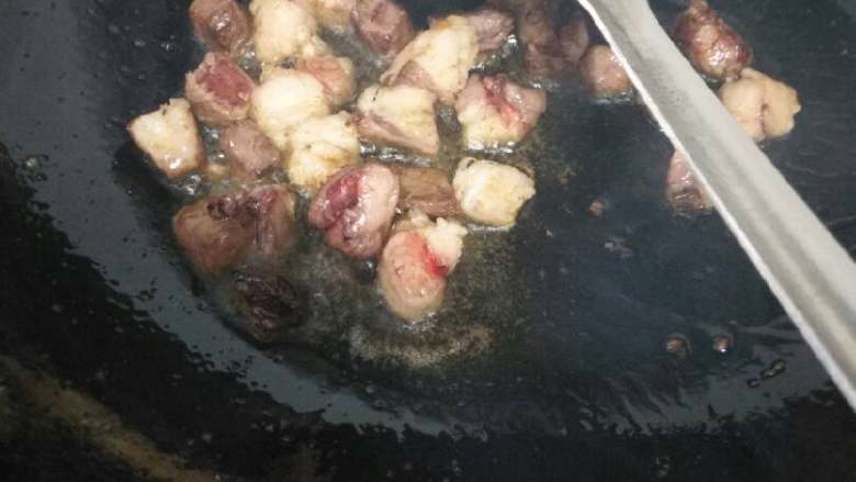 抓饭,锅里放少许油,把肉块放进去炒