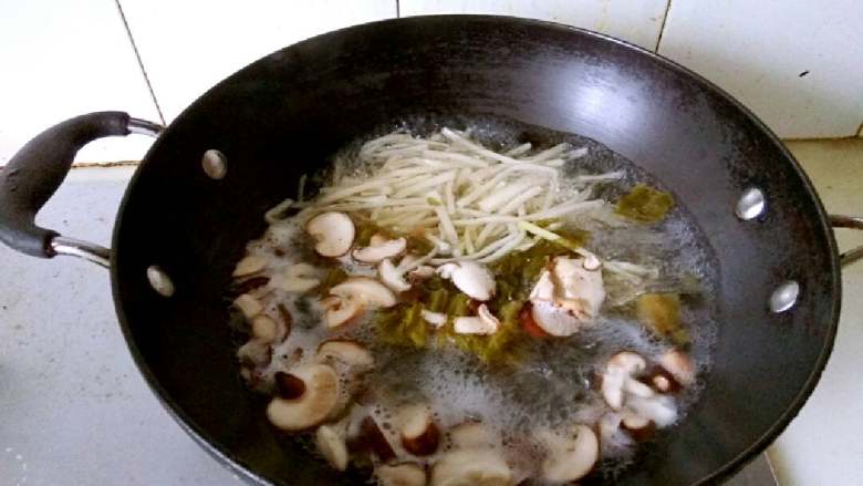 酸辣汤,锅中放入500克水烧沸,入笋丝、香菇和酸菜叶两分钟捞出沥干待用。