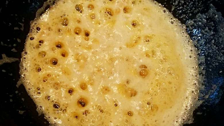 蛋黄南瓜条+#挑战鸡蛋的100种做法#,锅烧热倒入适量的食用油，下蛋黄中小火慢慢炒制。