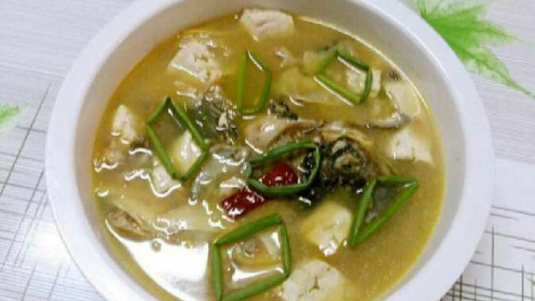 鱼头豆腐汤+#夏天的味道#,出锅装盘即可食用。