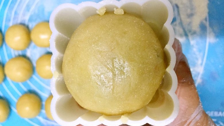 五仁低糖月饼➕#中秋食饼记#,放入模具中,用力压住,脱模。