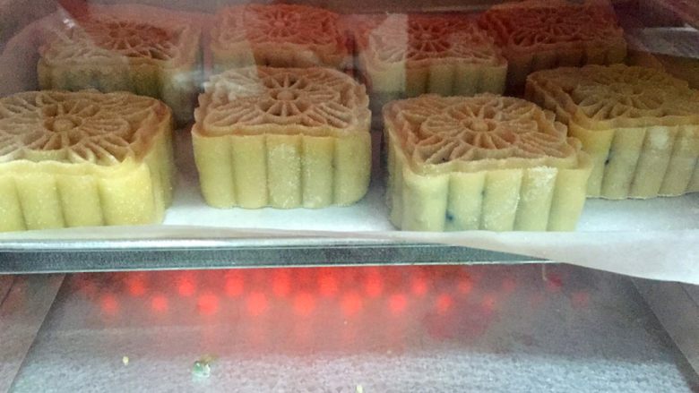 五仁低糖月饼➕#中秋食饼记#,烤箱180度,上下火烤30分钟,最后几分钟要多观察,看颜色金黄即可,以免烤箱温度有个体差异而烤糊了。