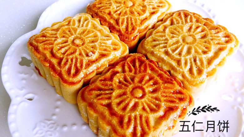 五仁低糖月饼➕#中秋食饼记#,成品图,烤好的月饼很硬,是不能马上吃的,放密封盒中两三天,等回油后变软了才可以吃。