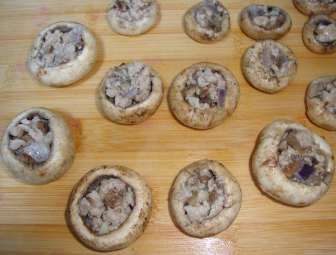 乌克兰:奶酪焗鲜蘑,把炒好的馅料填入蘑菇中