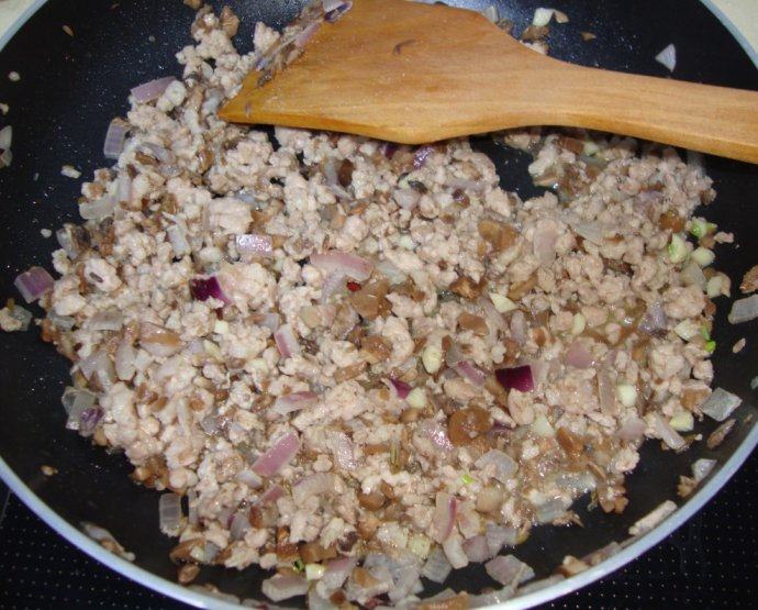 乌克兰:奶酪焗鲜蘑,放入焯过的蘑菇碎、蒜粒、茴香碎、盐、鸡精、<a style='color:red;display:inline-block;' href='/shicai/ 886'>奶油</a>炒匀