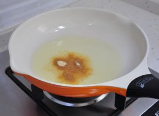 传统老味:鲜辣韭菜盒子 ,锅中放入熟花生油,一大勺虾皮粉,用筷子划开,小火焙至能闻到虾皮的香味。