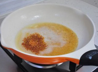 传统老味:鲜辣韭菜盒子 ,加入辣椒粉一大勺。要一直用最小的火芯操作,不然辣椒粉易焦糊。