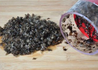 传统老味:鲜辣韭菜盒子 ,泡发洗净的木耳切碎。