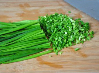 传统老味:鲜辣韭菜盒子 ,控干水份的韭菜切碎。