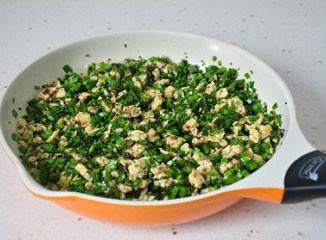 传统老味:鲜辣韭菜盒子 ,加盐拌匀即成鲜辣韭菜馅。