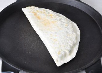 传统老味:鲜辣韭菜盒子 ,一面烙熟后再翻面将另一面烙熟即可。